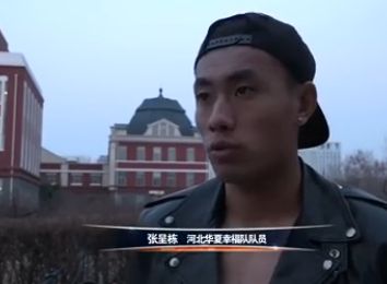 近日，歌舞电影《一闪一闪亮晶晶》发布“星光闪闪”杀青特辑与剧照，同时公布演员阵容